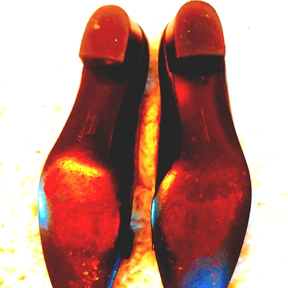 SALVATORE FERRAGAMO 9 BROWN LEATHER CROCODILE EMBOSSED SIGNATURE VARA BOW PUMPS - Picture 10 of 13